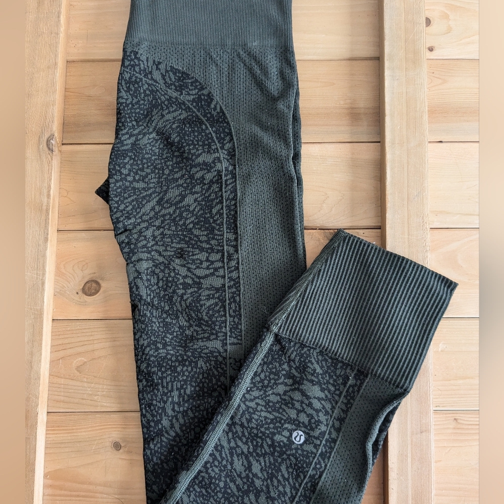 Lululemon gray-green size 4 small Capri yoga pants